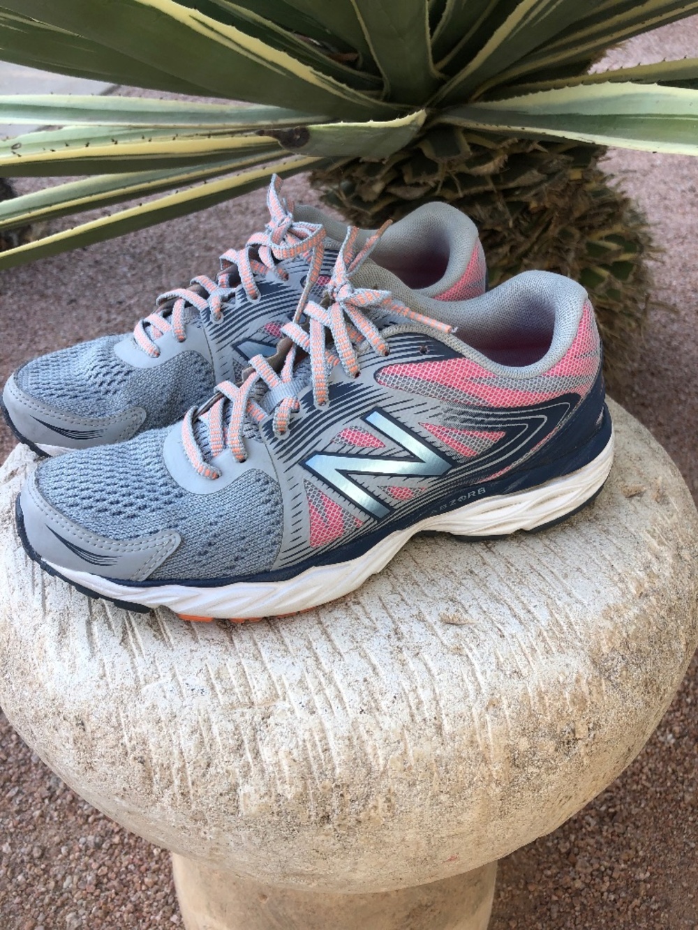 Size 8 New Balance Response running shoes